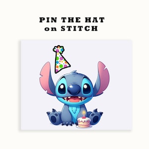Peut inclure: Illustration de Stitch, un personnage extraterrestre bleu, avec un chapeau de fête et un gâteau d'anniversaire. Le texte "PIN THE HAT on STITCH" est en haut. L'image est sur fond blanc.