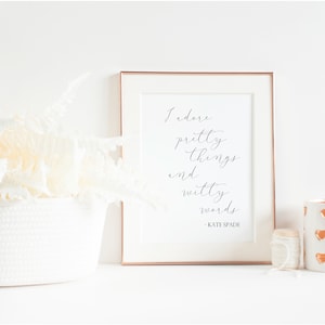 Citazione di Kate Spade "Adoro le cose belle e le parole spiritose" - DOWNLOAD IMMEDIATO Calligrafia moderna stampabile