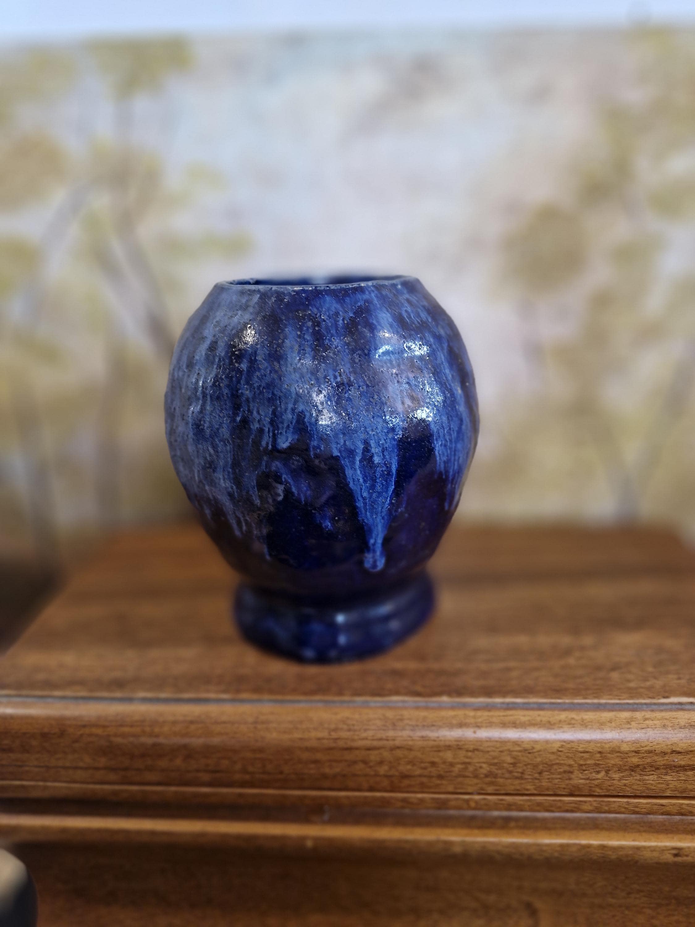 ヴィンテージ アーツ＆クラフツ 陶器花瓶、ブラシ仕上げのブルー釉