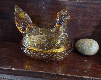 Authentic vintage L.E. Smith Amber Glass Hen on a Nest covered dish. HON 6 inches