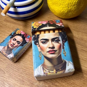 Regalo per lei: scatola portasigarette in legno con scritta Frida Art per sigarette rollate a mano. Portasigarette fatto a mano.