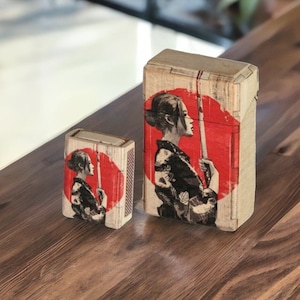 Sigarettenkoker met samoeraiprint, extra luciferdoosje, sigarettendoosje als cadeau