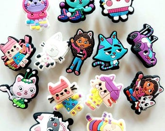 12 o 14 ciondoli per scarpe a tema Gabbys Doll House, adatti a bambine e bambini dai 4 anni in su.