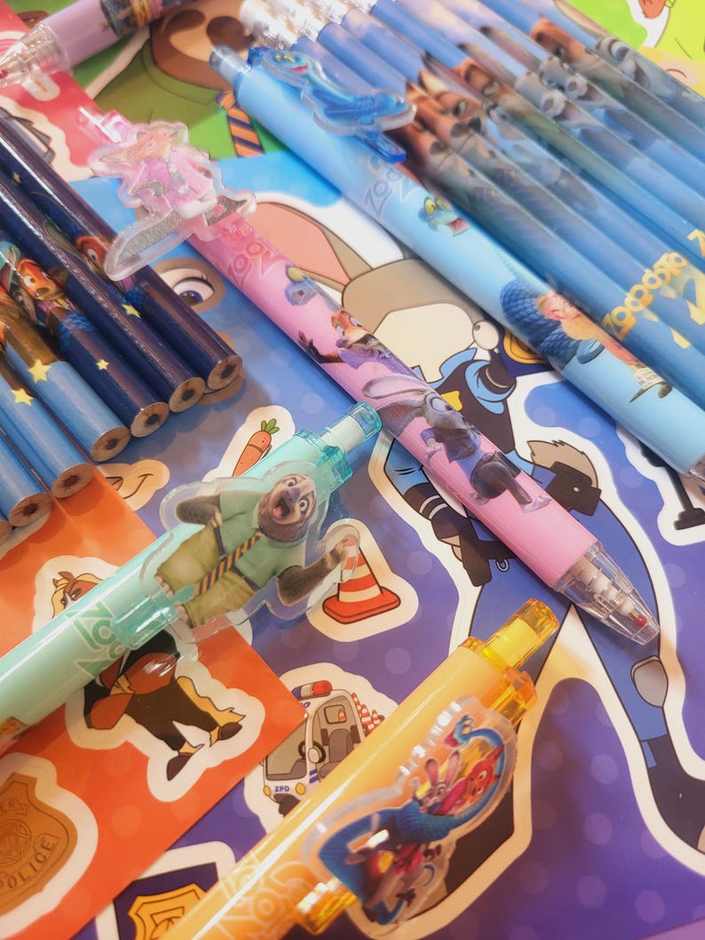 Op de afbeelding: Een verzameling Zootopia-thema vulpotloden en houten potloden. De vulpotloden hebben kleurrijke houders met karakterafbeeldingen en plastic clips. De houten potloden hebben donkerblauwe houders met sterpatronen en karakterprints.