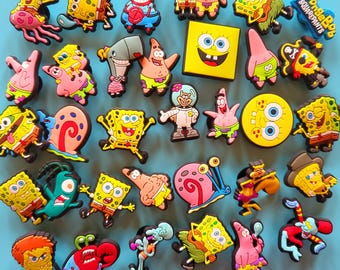 10 adornos para zapatos amarillos de Bob Esponja Jibbitz, elegidos al azar, para niñas, niños y adultos.