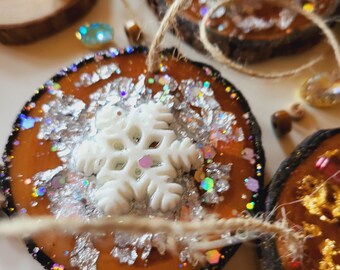 4 adornos colgantes para árbol de Navidad hechos a mano en rodajas de madera