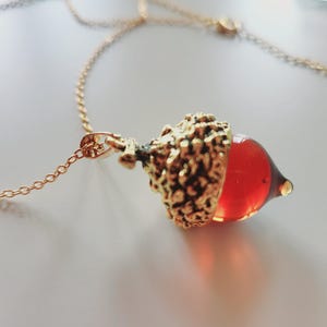 Collar con colgante de bellota otoñal en tono dorado, largo más largo, joyería de bisutería llamativa