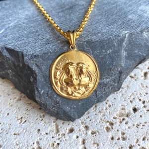 Złoty naszyjnik Gemini, wisiorek w kształcie monety ze znakiem zodiaku w kolorze żółtym, ręcznie robiony medalion astrologiczny, delikatny wisiorek w kształcie koła