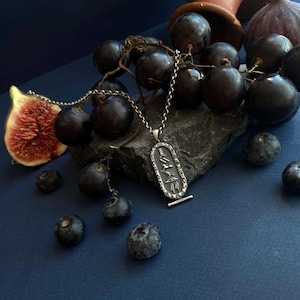 Srebrny wisiorek z egipskim hieroglifem: ręcznie robiony naszyjnik w kształcie kartusza