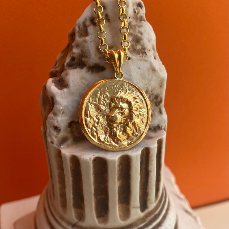 Gold Leo Zodiac Necklace: Lion Astrology Pendant, Unisex Birthday Gift image 1