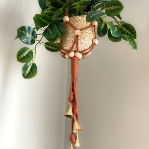 Makramee HolzPerle Indoor Pflanzenhänger mit rustikalem Glockenspiel Quaste / Indoor Blumentopf Aufhänger / Boho Minimalistische Pflanzenhänger Deko