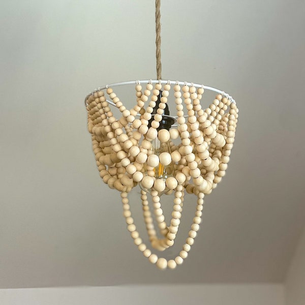 Suspension lumineuse en forme de lustre en perles de bois - « Isabella »