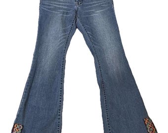 Jeans acampanados estilo vintage Blue Spice, confeccionados con esmero.
