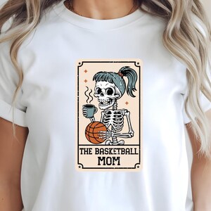 Chemise vintage pour maman de basket-ball - T-shirt squelette avec carte de tarot, couleurs confortables, cadeau drôle de fête des mères, t-shirt graphique rétro sport pour maman