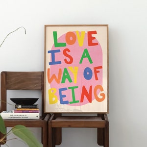 Regenbogen, Buntes 'Love Is A Way' Typografie Poster | DRUCKBAR Rosa Kunstdruck | Retro Raumdeko, Kinderzimmer, Groovy Bauhaus | Motivierendes Zitat
