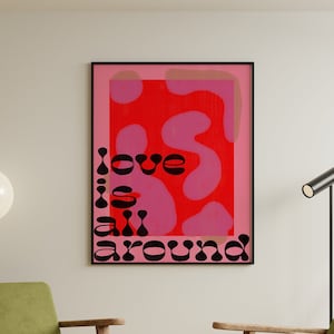Cartel digital funky 'Love Is All Around' / Arte de pared de tipografía rosa y roja / Cartel IMPRIMIBLE de cita de amor imagen 1