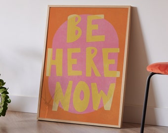 Affiche de typographie rétro jaune orange rose « Be Here Now » | Art mural numérique instantané | Gustaf Westman, maison éclectique des années 70, chambre d'enfant, tropicale