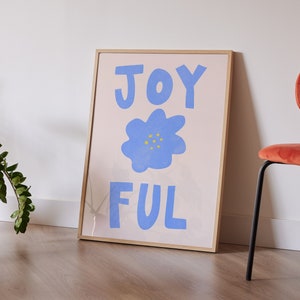 Typografie 'Joyful' Wall Art Pastelblauwe Bloem AFDRUKBARE Mid Century Modern, minimalistisch Home Decor Leuke Happy Kids-esthetiek afbeelding 1