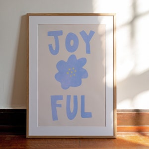 Typografie 'Joyful' Wall Art Pastelblauwe Bloem AFDRUKBARE Mid Century Modern, minimalistisch Home Decor Leuke Happy Kids-esthetiek afbeelding 2