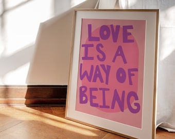 Cartel tipográfico rosa pastel y púrpura 'El amor es una forma de ser' / Arte de pared DIGITAL instantáneo / Letras en negrita / Chic, Habitación Boho, Decoración del hogar