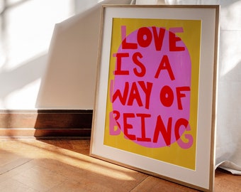 Cartel tipográfico maximalista, rosa vivo y colorido 'El amor es una forma de ser' / Arte de pared digital INSTANTÁNEO / Gustaf Westman, decoración ecléctica del hogar