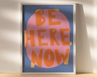 Retro geel blauw roze 'Be Here Now' typografie poster | DIRECT digitale kunst aan de muur | Ram Dass-filosofie, eclectisch jaren 70-huis, zachte maximalist