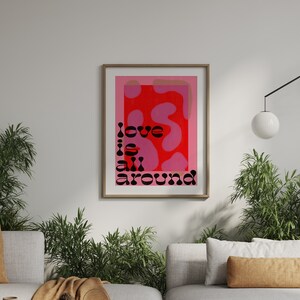 Cartel digital funky 'Love Is All Around' / Arte de pared de tipografía rosa y roja / Cartel IMPRIMIBLE de cita de amor imagen 6