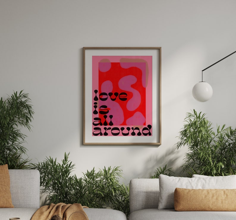 Cartel digital funky 'Love Is All Around' / Arte de pared de tipografía rosa y roja / Cartel IMPRIMIBLE de cita de amor imagen 6