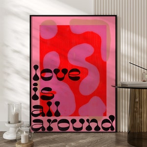 Cartel digital funky 'Love Is All Around' / Arte de pared de tipografía rosa y roja / Cartel IMPRIMIBLE de cita de amor imagen 3