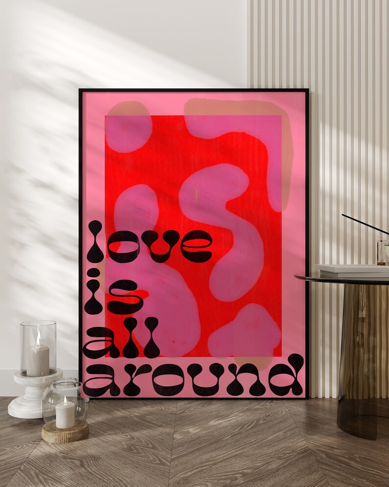 Cartel digital funky 'Love Is All Around' / Arte de pared de tipografía rosa y roja / Cartel IMPRIMIBLE de cita de amor imagen 3