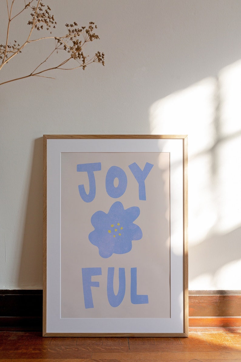 Typografie 'Joyful' Wall Art Pastelblauwe Bloem AFDRUKBARE Mid Century Modern, minimalistisch Home Decor Leuke Happy Kids-esthetiek afbeelding 2