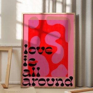 Cartel digital funky 'Love Is All Around' / Arte de pared de tipografía rosa y roja / Cartel IMPRIMIBLE de cita de amor imagen 7