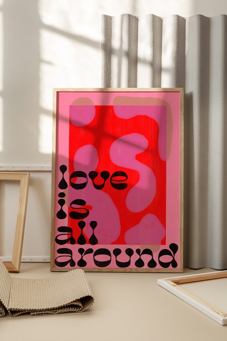 Cartel digital funky 'Love Is All Around' / Arte de pared de tipografía rosa y roja / Cartel IMPRIMIBLE de cita de amor imagen 7