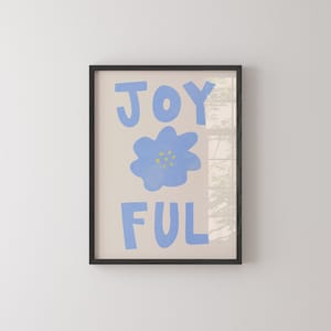 Typografie 'Joyful' Wall Art Pastelblauwe Bloem AFDRUKBARE Mid Century Modern, minimalistisch Home Decor Leuke Happy Kids-esthetiek afbeelding 3