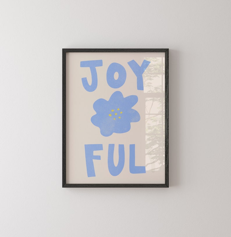 Typografie 'Joyful' Wall Art Pastelblauwe Bloem AFDRUKBARE Mid Century Modern, minimalistisch Home Decor Leuke Happy Kids-esthetiek afbeelding 3