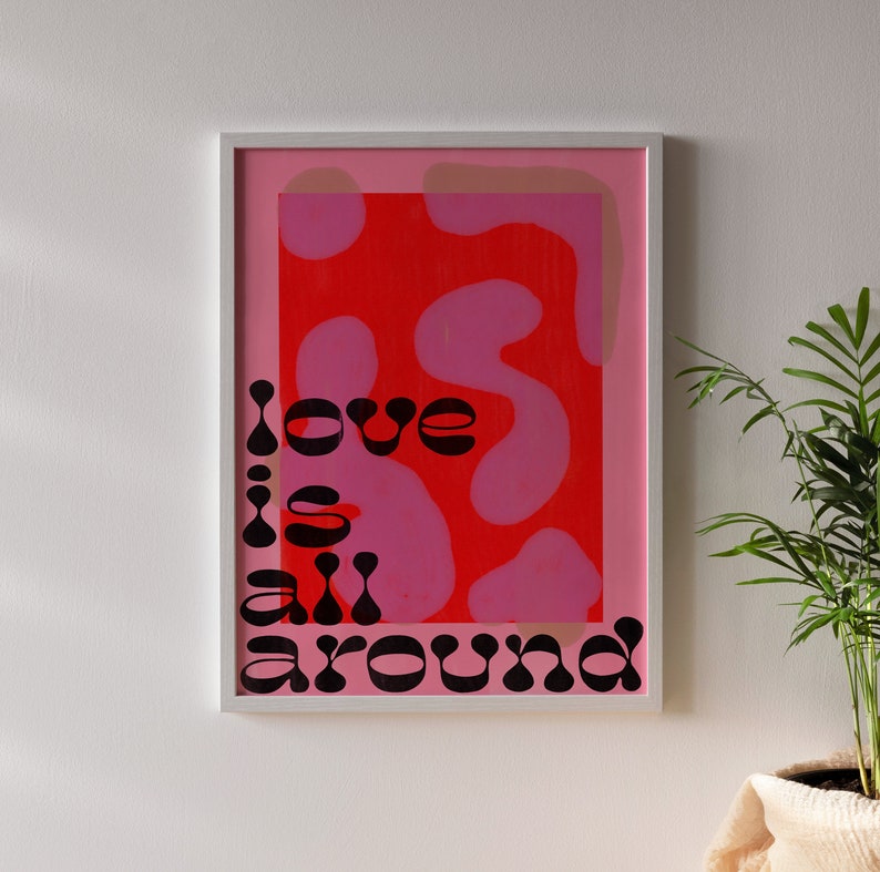 Cartel digital funky 'Love Is All Around' / Arte de pared de tipografía rosa y roja / Cartel IMPRIMIBLE de cita de amor imagen 4