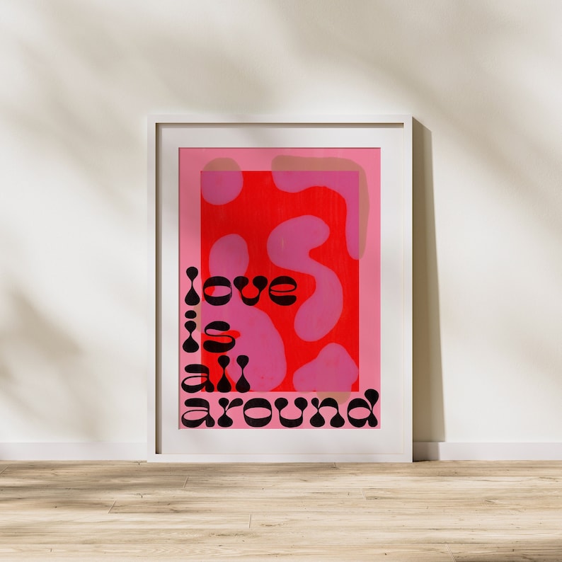 Cartel digital funky 'Love Is All Around' / Arte de pared de tipografía rosa y roja / Cartel IMPRIMIBLE de cita de amor imagen 2