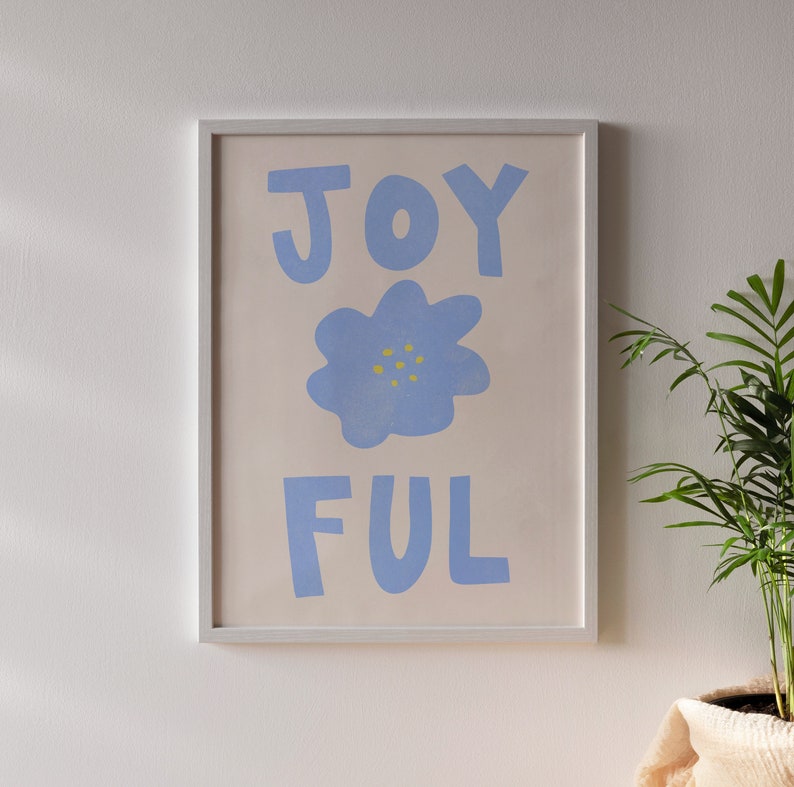 Typografie 'Joyful' Wall Art Pastelblauwe Bloem AFDRUKBARE Mid Century Modern, minimalistisch Home Decor Leuke Happy Kids-esthetiek afbeelding 4