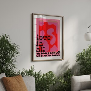 Cartel digital funky 'Love Is All Around' / Arte de pared de tipografía rosa y roja / Cartel IMPRIMIBLE de cita de amor imagen 10