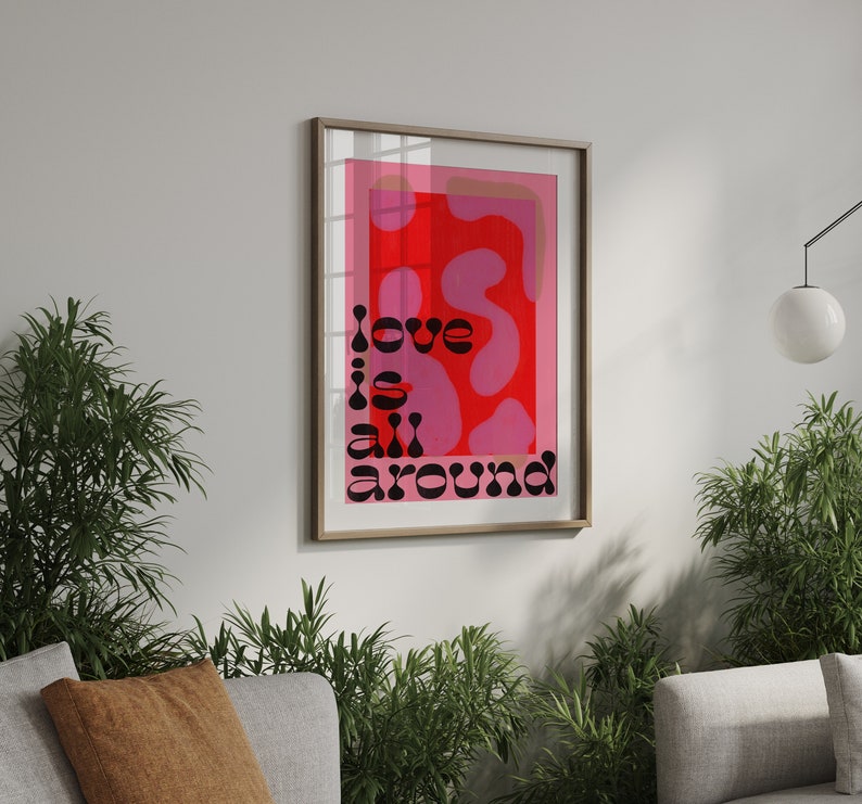 Cartel digital funky 'Love Is All Around' / Arte de pared de tipografía rosa y roja / Cartel IMPRIMIBLE de cita de amor imagen 10