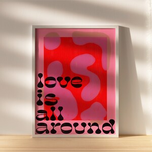Cartel digital funky 'Love Is All Around' / Arte de pared de tipografía rosa y roja / Cartel IMPRIMIBLE de cita de amor imagen 5