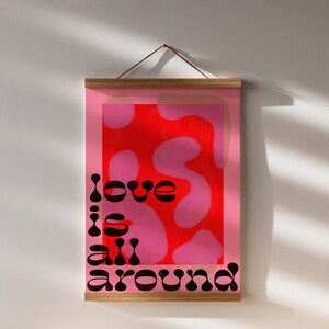 Cartel digital funky 'Love Is All Around' / Arte de pared de tipografía rosa y roja / Cartel IMPRIMIBLE de cita de amor imagen 9