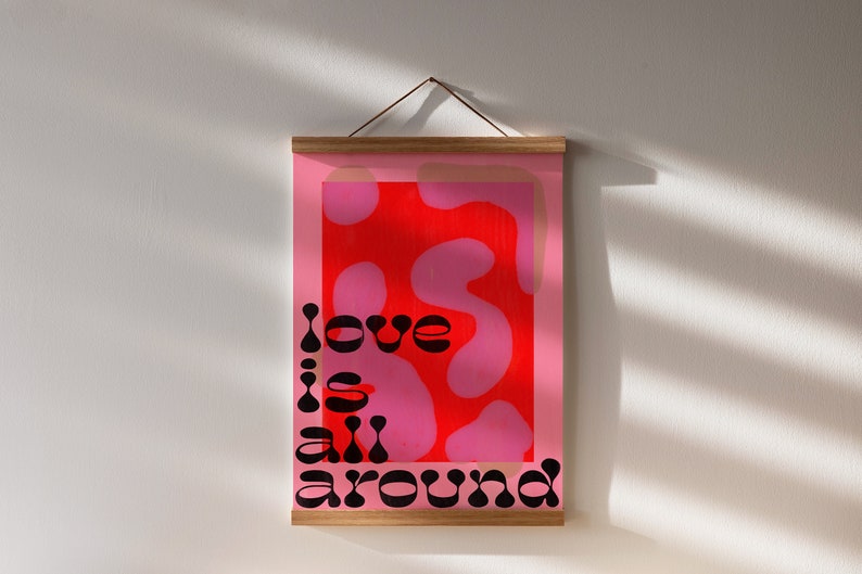 Cartel digital funky 'Love Is All Around' / Arte de pared de tipografía rosa y roja / Cartel IMPRIMIBLE de cita de amor imagen 9
