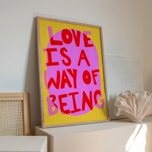 Cartel tipográfico rosa vivo y colorido 'El amor es una forma de ser' / (11x14, 12x18, 16x20, 24x36) / Decoración ecléctica del hogar, impresión de arte maximalista
