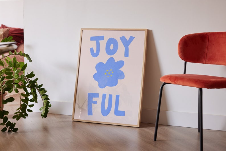 Typografie 'Joyful' Wall Art Pastelblauwe Bloem AFDRUKBARE Mid Century Modern, minimalistisch Home Decor Leuke Happy Kids-esthetiek afbeelding 1