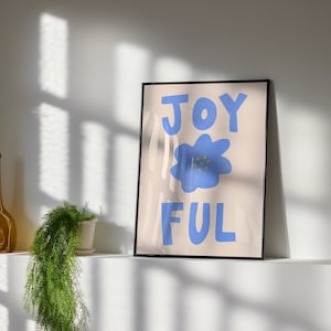 Typografie 'Joyful' Wall Art Pastelblauwe Bloem AFDRUKBARE Mid Century Modern, minimalistisch Home Decor Leuke Happy Kids-esthetiek afbeelding 7