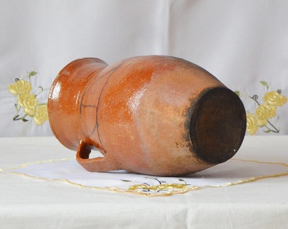 侘び寂びの陶器の植木鉢。アンティークのテラコッタの花瓶。古くて原始