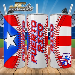 Op de afbeelding: Een witte roestvrijstalen tumbler met een baseball-ontwerp en de woorden "PUERTO RICO" in blauw en rood. De tumbler heeft aan de ene kant een rood-wit-blauw Puerto Ricaans vlagontwerp en aan de andere kant een baseball met rode stiksels.