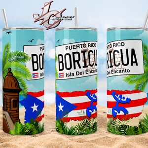 Puede incluir: Un vaso de acero inoxidable con un diseño que presenta una bandera puertorriqueña, una palmera, un edificio y una placa de matrícula que dice "PUERTO RICO BORICUA ISLA DEL ENCANTO".