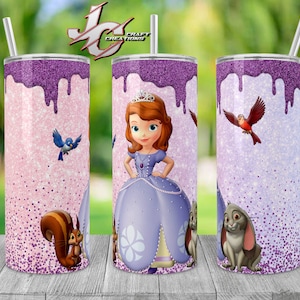 Puede incluir: Tres vasos de acero inoxidable con fondo de purpurina rosa y morado. Los vasos presentan una princesa, una ardilla, un pájaro y un conejo. Los vasos tienen un efecto de goteo morado.